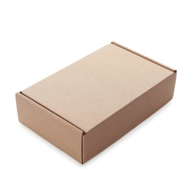 Beyaza izole edilmiş kapalı bir karton kutu. Tasarım için model