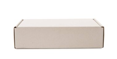 Beyaza izole edilmiş kapalı bir karton kutu. Tasarım için model