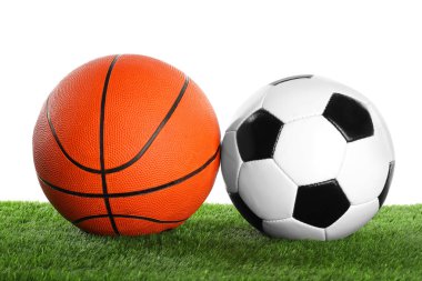 Beyaza izole edilmiş yapay çimenlerdeki farklı toplar. Spor malzemeleri.