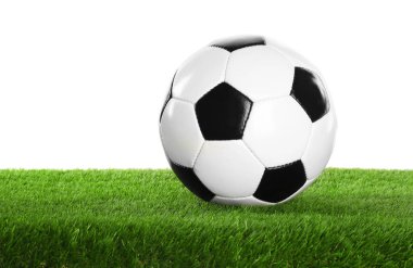 Beyazda izole edilmiş yapay çimlerde futbol topu. Spor malzemeleri.