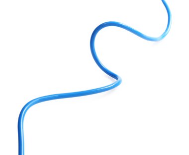 Beyaz üzerine izole edilmiş mavi bir elektrik kablosu