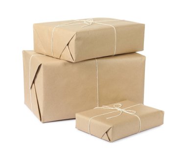 Kağıda sarılmış kutular beyaza izole edilmiş.