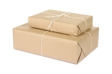 Kağıda sarılmış kutular beyaza izole edilmiş.