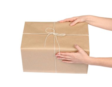 Beyaz arkaplanda paket kutusu olan kadın, yakın plan.