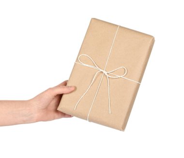 Beyaz arkaplanda paket kutusu olan kadın, yakın plan.