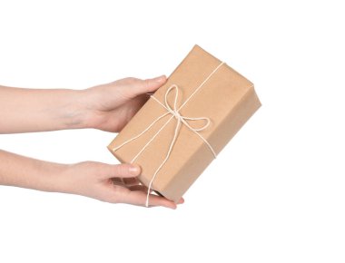 Beyaz arkaplanda paket kutusu olan kadın, yakın plan.