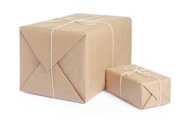 Kraft kağıdına sarılı paketler beyaza izole edildi