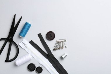 Beyaz arka planda farklı dikiş malzemeleri, düz bir zemin. Metin için boşluk