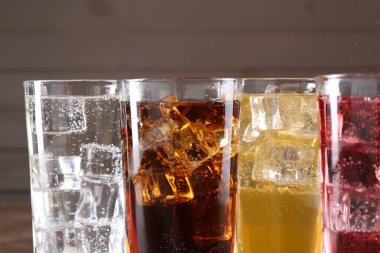 Farklı aromalı soda ve buzlu bardaklar. Arka planda bulanık, yakın plan.