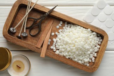 Soya mumu, fitil, çıkartma, makas ve mum beyaz ahşap masa, düz yatıyordu.