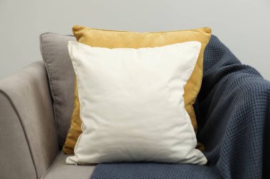 Gri arka planda rahat koltukta boş yumuşak yastık