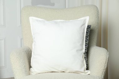 İçerideki rahat koltukta boş yumuşak yastık.