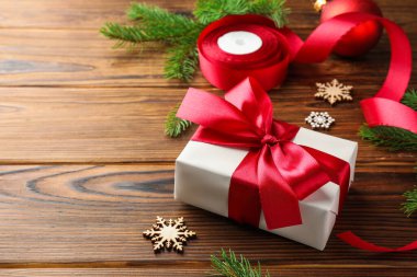Güzel hediye kutusu, kurdele ve Noel dekoru ahşap masa, metin için yer