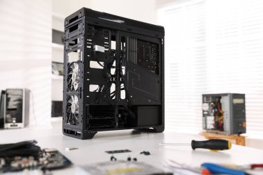 Modern bilgisayar sistemi birimi ve beyaz masa içerisindeki diğer bileşenler