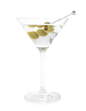 Beyaz bardakta zeytinli martini kokteyli.