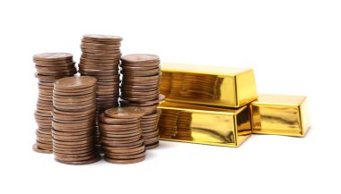 Beyaz üzerine izole edilmiş altın külçeler ve sikkeler