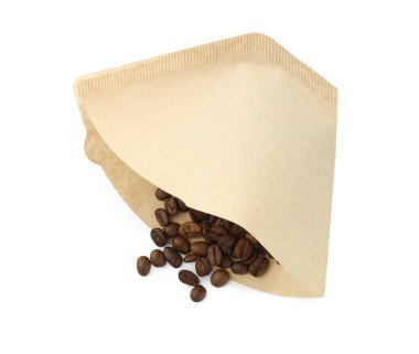 Kağıt kahve filtresi ve kuru fasulye beyaza izole edilmiş.