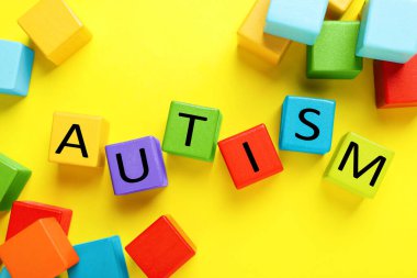 Kelime Otizmi sarı arkaplanda renkli küplerle yapılmış, düz yatıyordu