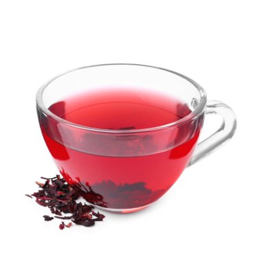 Cam bardakta leziz amber çayı ve beyaza izole edilmiş kuru roselle sepals.