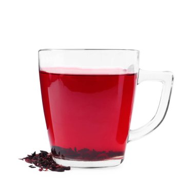 Cam bardakta leziz amber çayı ve beyaza izole edilmiş kuru roselle sepals.
