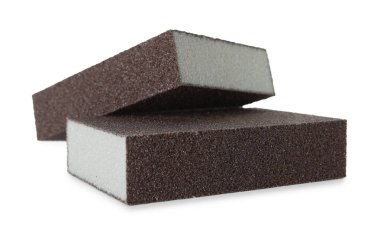 Beyaza izole edilmiş iki kahverengi sünger. Temizlik arzı