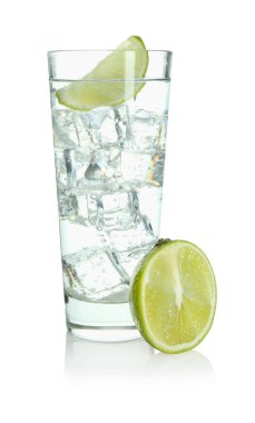 Soda suyunu buz küpleriyle tazelemek ve ayna yüzeyindeki limon dilimlerini beyaza izole etmek.