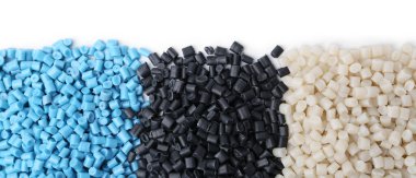 Renkli plastik granüller yığını beyaz, üst görünümde izole