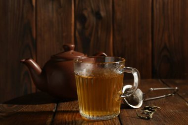 Ahşap masada fincanda yeşil çay, yakın plan.