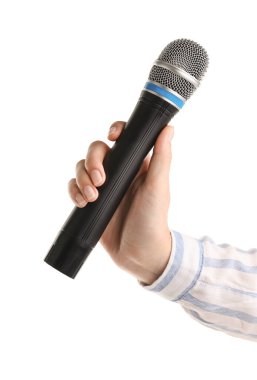 Beyaz arka planda mikrofonu olan kadın, yakın plan.