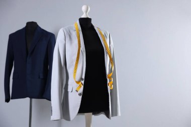 Ceketli kadın manken ve terzi dükkanında mezura, metin için yer