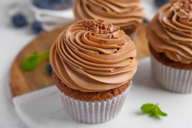 Çikolata kremalı lezzetli kekler, yakın plan.