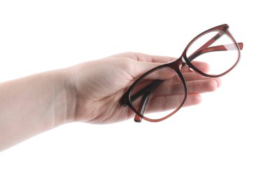 Beyaz arka planda kahverengi çerçeveli gözlük tutan kadın, yakın plan.
