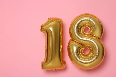 18 'inci yaş günü, reşit olma partisi. Pembe arkaplandaki sayı biçimli balonlar, metin için boşluk