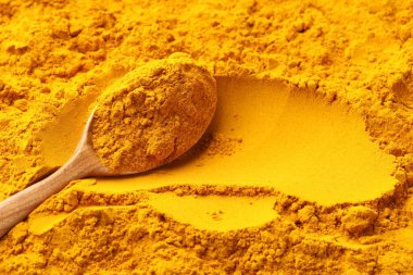 Baharatlı kaşıkta zerdeçal tozu, yakın plan. Metin için boşluk