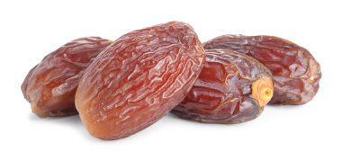 Birçok lezzetli kurutulmuş tarih beyaz üzerine izole edilmiş.