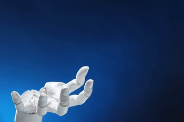 Yapay zeka. Koyu mavi arkaplanda işaret eden robot el, metin için boşluk