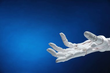 Yapay zeka. Koyu mavi arkaplanda işaret eden robot el, metin için boşluk