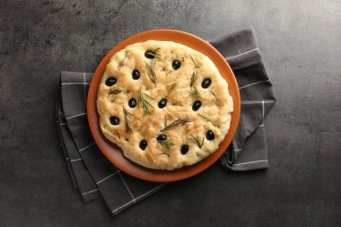 Zeytinli ve biberiyeli lezzetli Focaccia ekmeği.