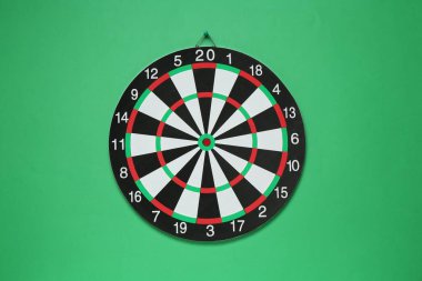 Yeşil duvarda asılı bir dart tahtası