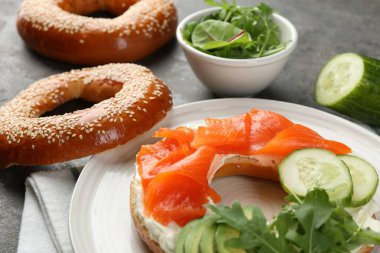 Somonlu, krem peynirli, salatalıklı ve avokadolu lezzetli simit, yakın plan.