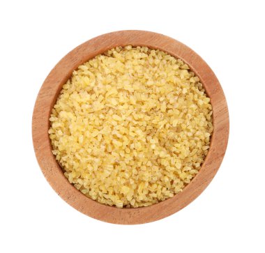 Tahta kasede çiğ bulgur, beyaz manzarada izole edilmiş.