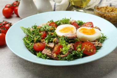 Gri desenli masada nefis taze ton balığı salatası, yakın plan.