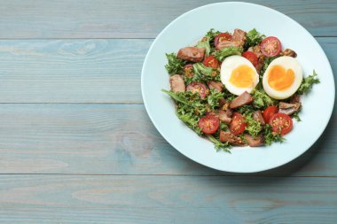 Açık mavi ahşap masada nefis taze ton balığı salatası, üst manzara. Metin için boşluk