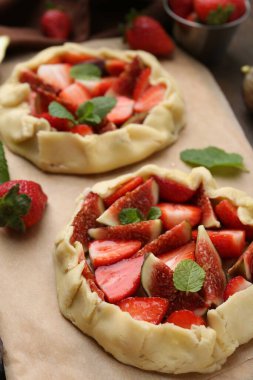 Çilekli, incirli ve naneli pişirilmemiş galetler, yakın plan.