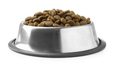 Beslenme kabının içindeki kuru yiyecek tanecikleri beyazın üzerinde izole edilmiş.