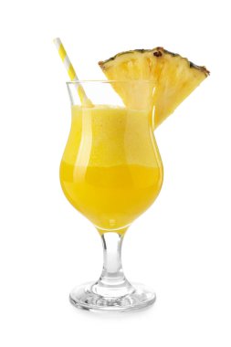 Beyaz bardakta nefis ananas kokteyli.