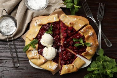Kirazlı ve dondurmalı lezzetli galet ahşap masada, düz yatıyordu.