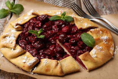 Masada servis edilen kirazlı ve nane şekerli leziz bir galet.