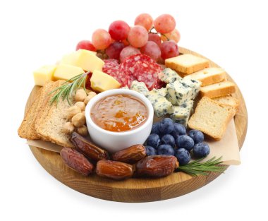 Farklı lezzetli peynir türleri ve beyaz üzerine izole edilmiş diğer atıştırmalıklar.