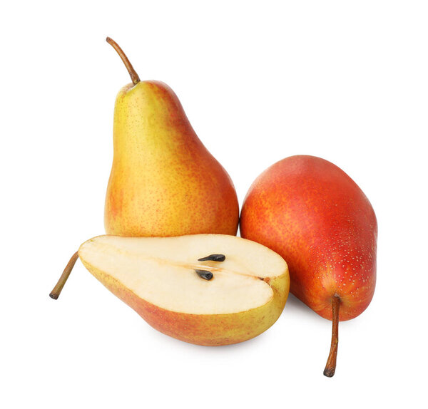Целые и обрезанные спелые груши изолированы на белом